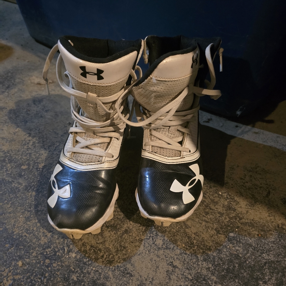 Boys Under Armour cleats size 4